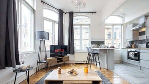 Un apartamento moderno con sala de estar, cocina y comedor.