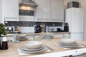 Kühlschrank, Mikrowelle, Ofen, Herdplatte