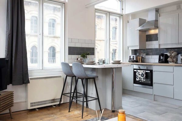 Fridge, microwave, oven, stovetop