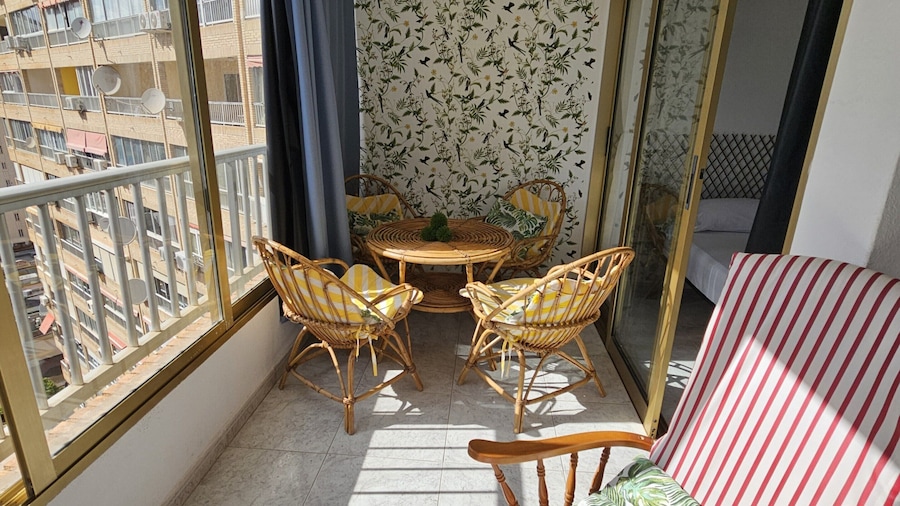 City Apartment With Pool Access