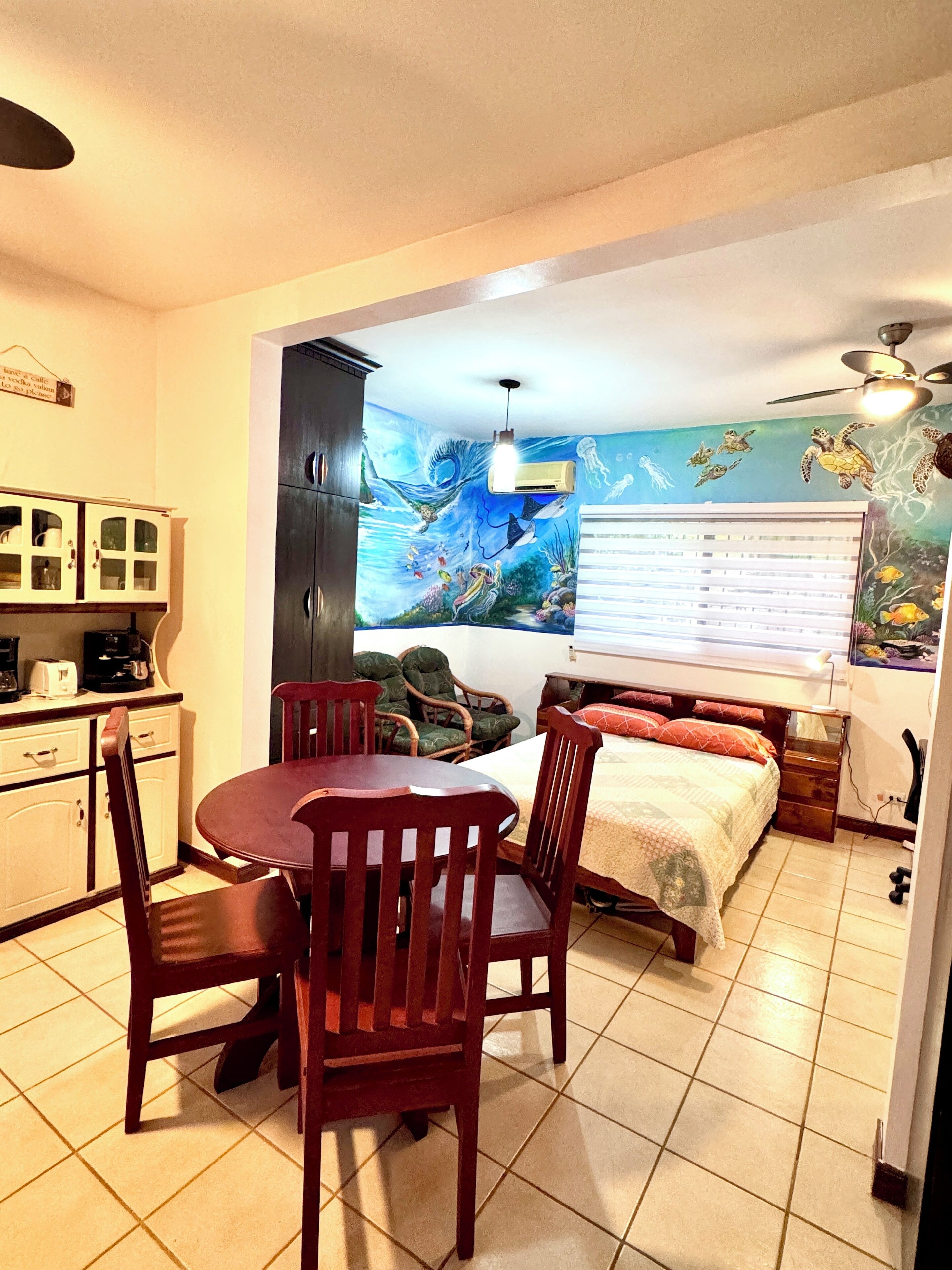 Escriptori, wifi gratuïta i roba de llit 