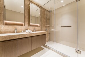 Shower, hair dryer, bidet, towels - Partial Sea Views with Private Beach Access, Close to Marina (Dubai)