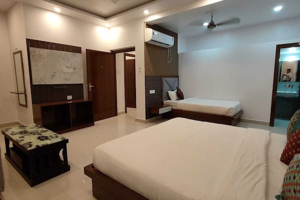 Dobbelt- eller tomannsrom – standard, byutsikt | Skrivebord og wi-fi (inkludert)