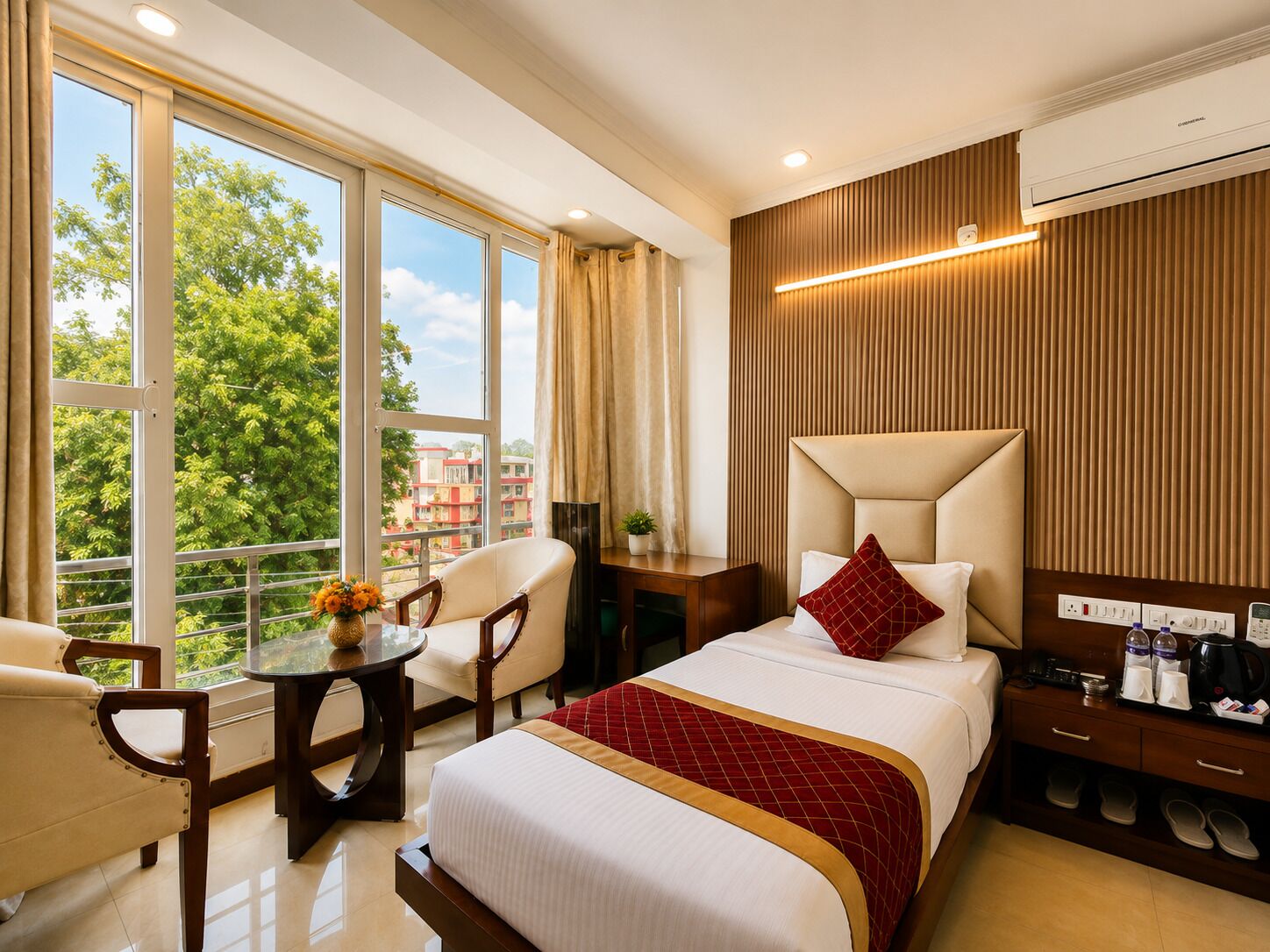 Habitación de hotel con cama, escritorio, una silla y vistas al exterior.