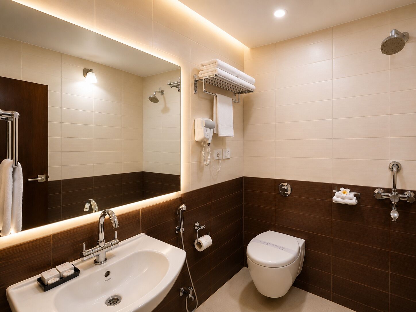 Un baño moderno con lavabo, inodoro y ducha.