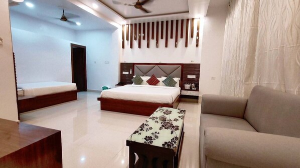 Deluxe Double or Twin Room, City View | Desk, free WiFi