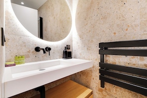 Appartement | Salle de bain | Séchoir à cheveux, serviettes fournies, shampooing