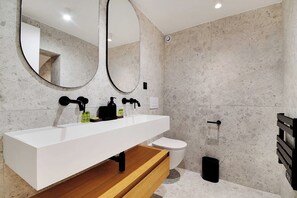 Appartement | Badkamer | Een haardroger, handdoeken, shampoo