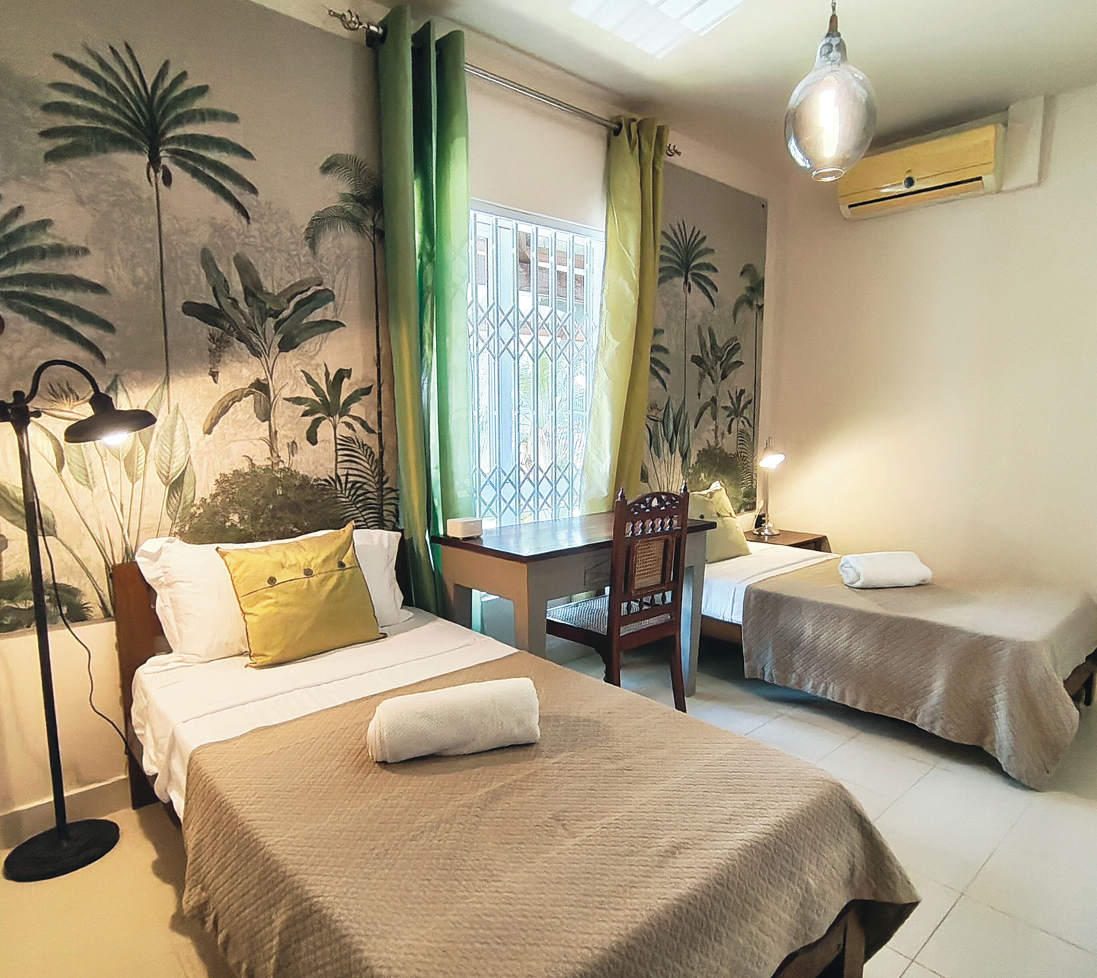 3 chambres, bureau, fer et planche à repasser, lit parapluie