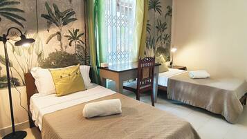 3 chambres, bureau, fer et planche à repasser, lit parapluie