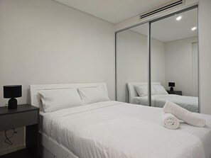 Iron/ironing board, bed sheets