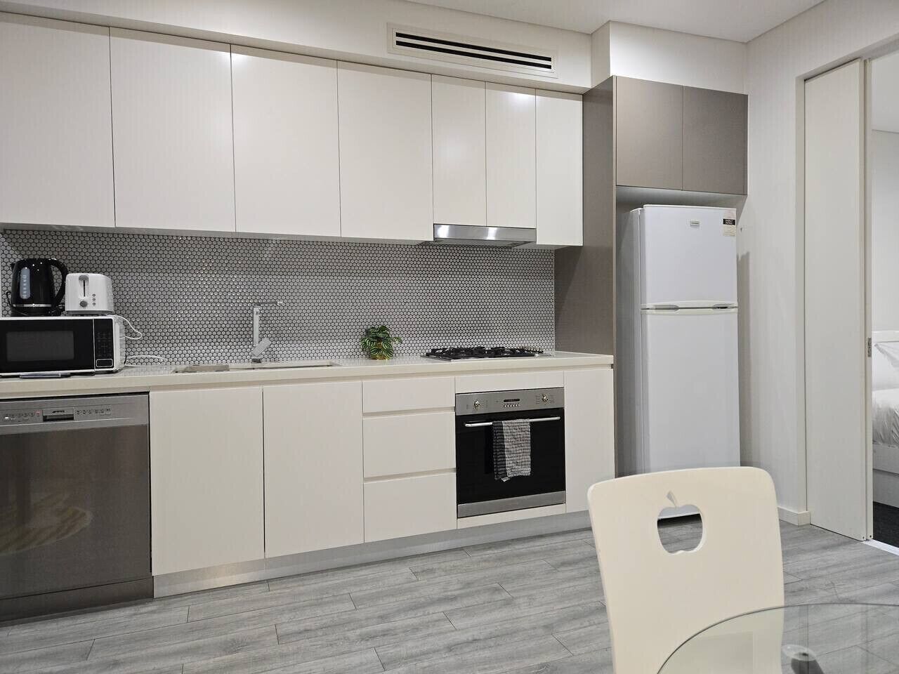 Refrigerador, microondas, horno y parrilla de estufa 