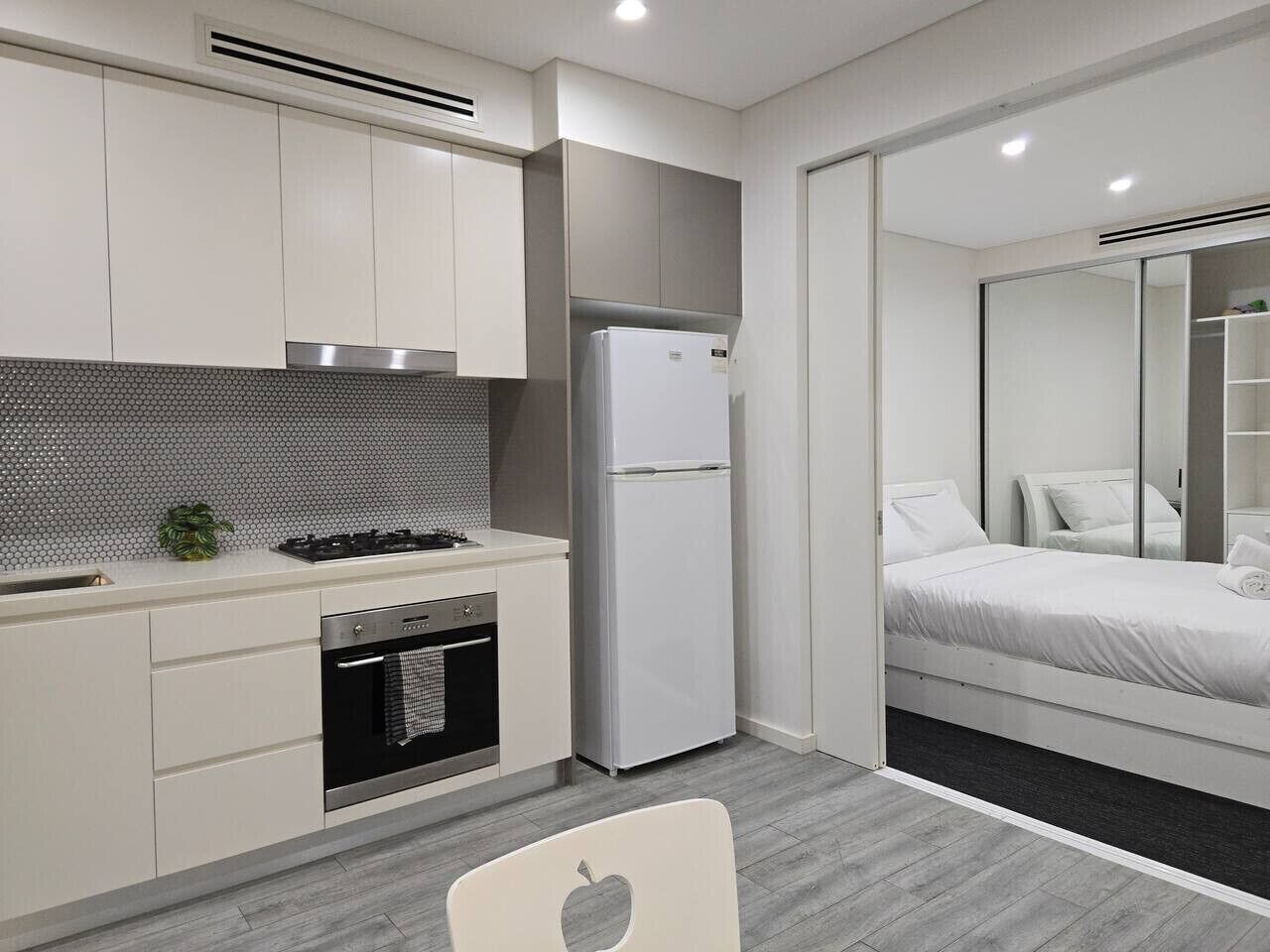 Iron/ironing board, bed sheets