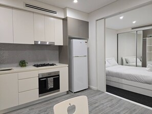 Tabla de planchar con plancha y ropa de cama 