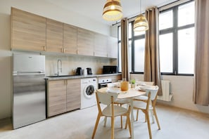 Appartement | Privékeuken | Een koelkast, een microgolfoven, een oven, een kookplaat
