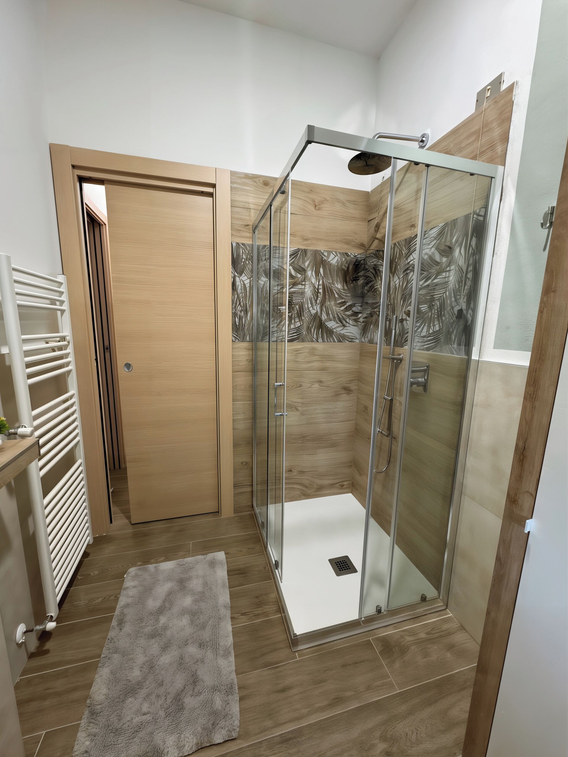 Douche, articles de toilette (gratuits), séchoir à cheveux, bidet