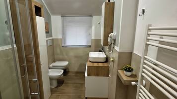 Dusch, hårtork, bidé och handdukar