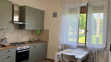 Mikrovågsugn, ugn, spishäll och diskmaskin