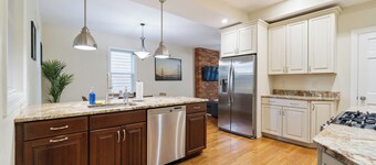 Cozy East End • Convenient Getaway