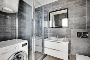 Apartment | Bathroom | Hair dryer, towels, shampoo