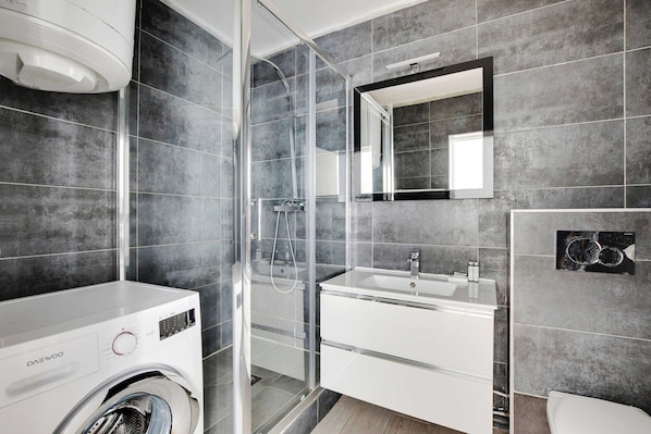 Apartment | Bathroom | Hair dryer, towels, shampoo