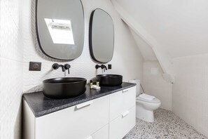 Apartment | Bathroom | Bathtub, hair dryer, towels, shampoo