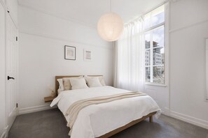 1 bedroom, desk, iron/ironing board, WiFi - Beautifully Renovated Central 1-Bed City Stay (Brisbane)