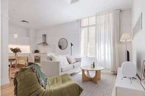 TV - Beautifully Renovated Central 1-Bed City Stay (Brisbane)