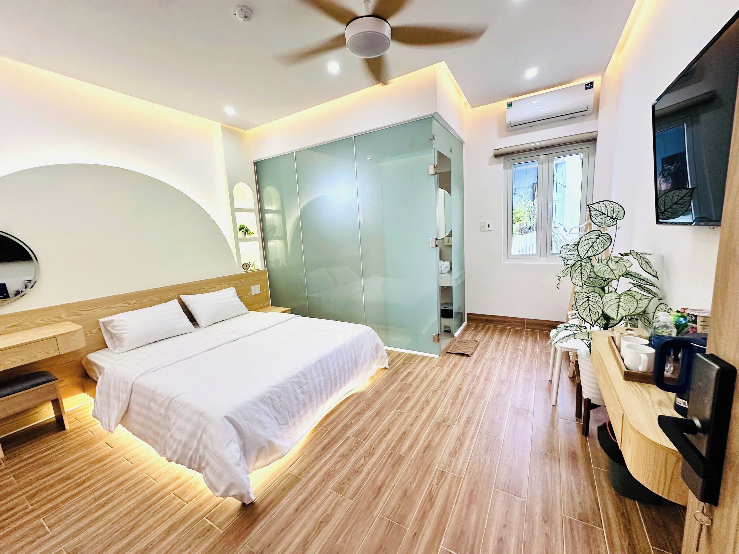 Minibar, bureau, espace de travail pour ordinateur portable