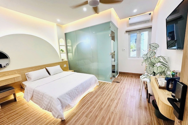 Minibaari, työpöytä, kannettavalle tietokoneelle sopiva työtila