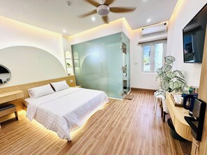 Minibar, desk, laptop workspace, soundproofing - Tom's Homestay 2 (Hue)