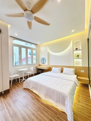 Een minibar, een bureau, een laptopwerkplek, een strijkplank/strijkijzer