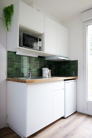 Kühlschrank, Mikrowelle, Wasserkocher mit Kaffee-/Teezubehör