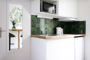 Fridge, microwave, coffee/tea maker, electric kettle