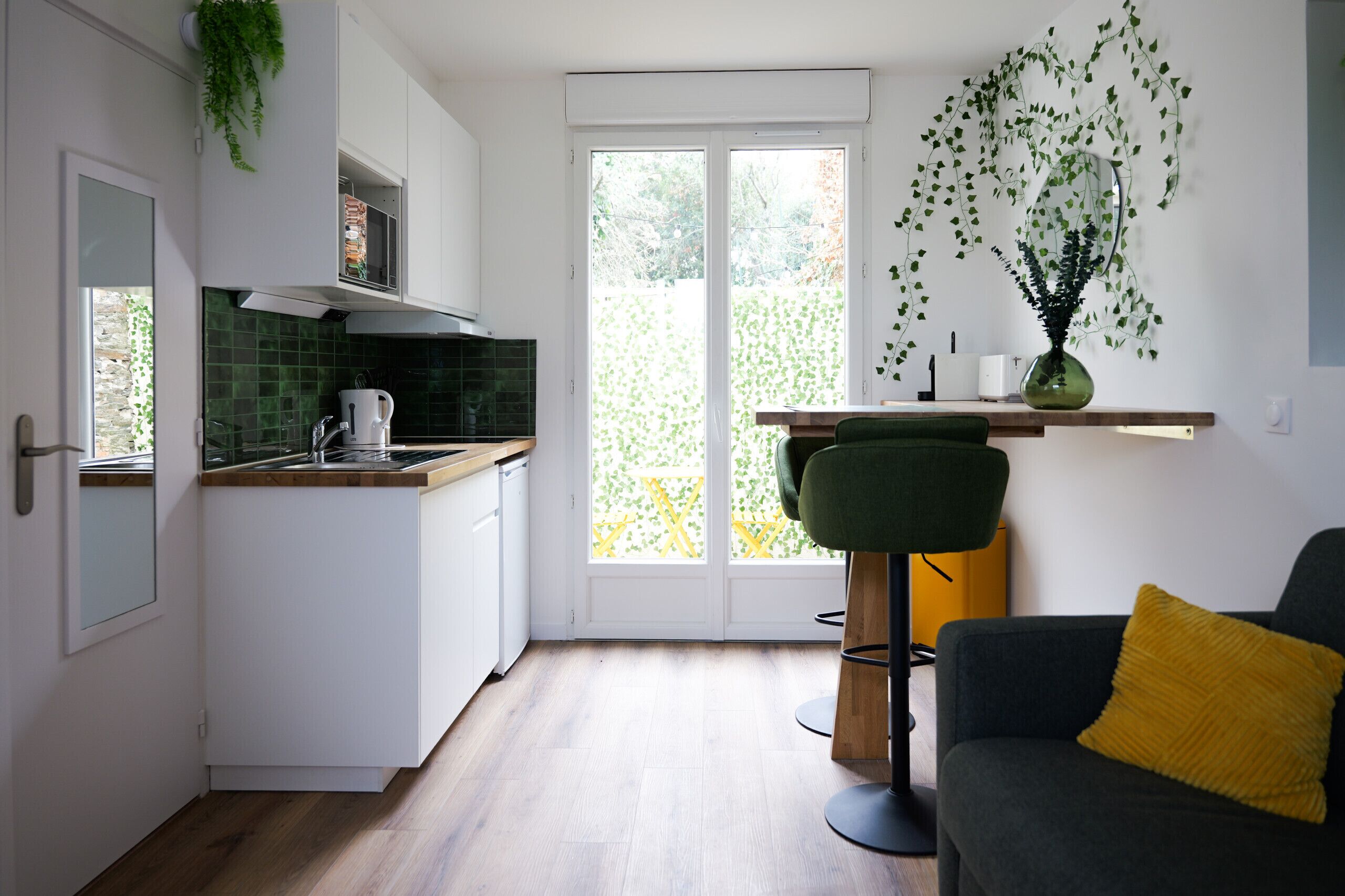 Kühlschrank, Mikrowelle, Wasserkocher mit Kaffee-/Teezubehör