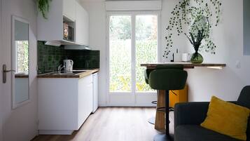 Réfrigérateur, micro-ondes, cafetiÚre/bouilloire, bouilloire électrique