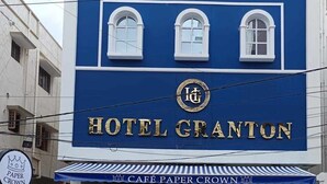 En byggnad med en blå fasad och skylten ”HOTEL GRANTON” i gyllene bokstäver.