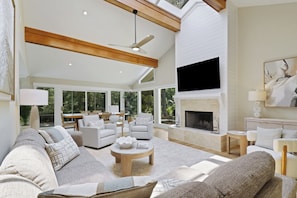 Smart TV, fireplace