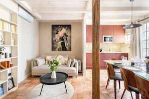 TV, offices - Superb air-conditioned apartment in the heart of the Marais (Paris)