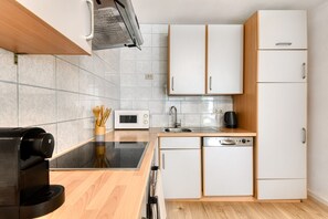 Refrigerador, microondas, horno, lavavajillas