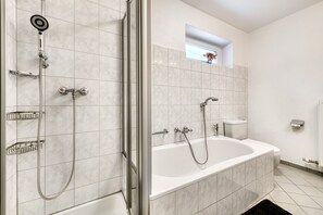 Douche, sèche-cheveux, serviettes fournies