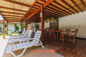 Outdoor dining - Casa na Barra de Santo Antonio com piscina (Barra de Santo Antônio)