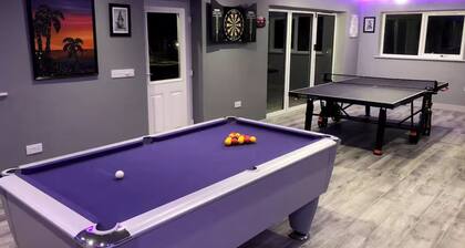 Open Plan Studio Apartment with Fantastic Games Room