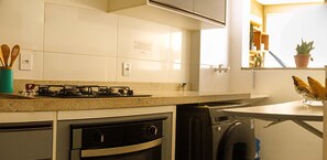 Fridge, oven, stovetop, coffee/tea maker