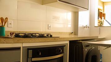 KĂŒhlschrank, Ofen, Herdplatte, Wasserkocher mit Kaffee-/Teezubehör