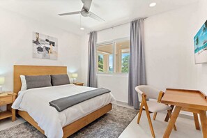 3 makuuhuonetta, työpöytä, silitysrauta/-lauta, vauvan matkasänky