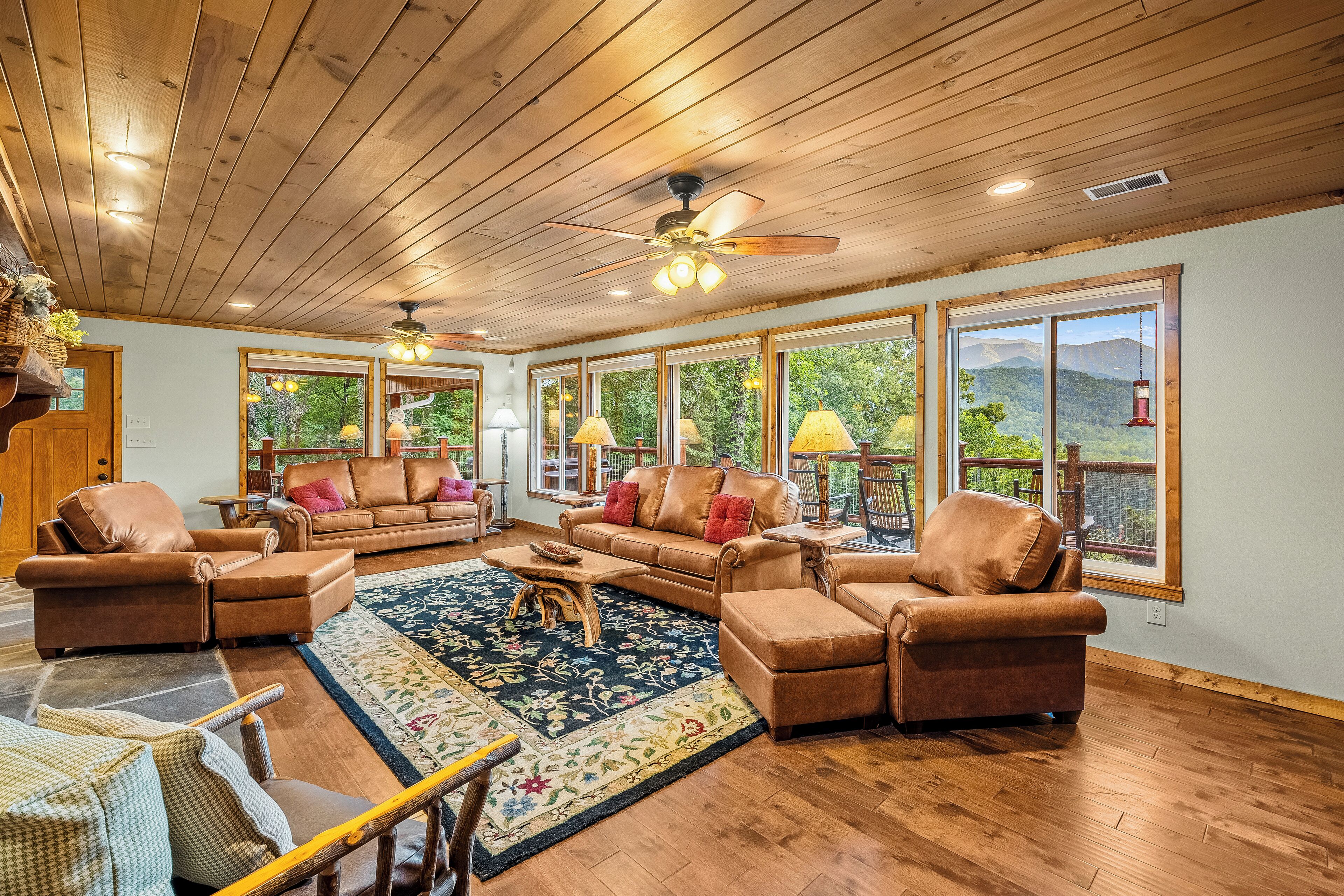 Een televisie en een tafeltennistafel