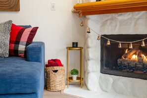 Interior - Lake Placid Gem - So Close to Creekside Gondola (Whistler)