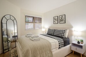 2 bedrooms, travel cot, free WiFi, bed sheets - Lake Placid Gem - So Close to Creekside Gondola (Whistler)