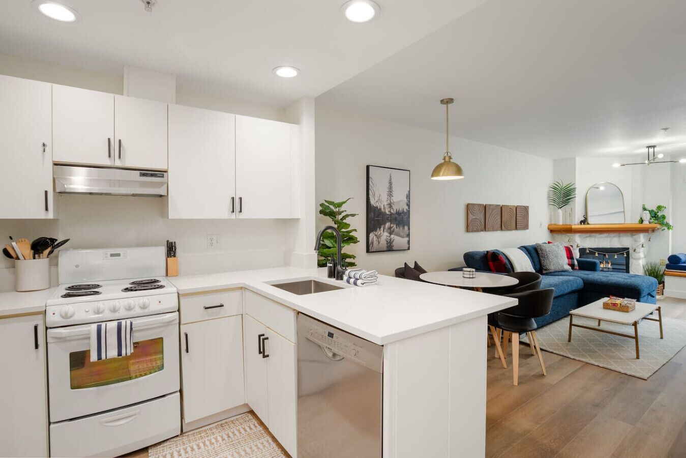 Micro-ondes, four, cafetière/bouilloire, tables à manger